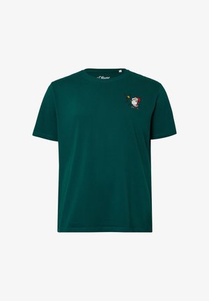 Groenblauw katoenen T-shirt met afbeelding van een personage met een kerstmanmuts, die trompet speelt, geplaatst op de linkerborst.