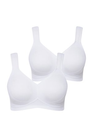 Witte draadloze bh's met een gladde textuur, zachte verstelbare bandjes en gemolde cups. Twee bh's naast elkaar gepresenteerd.