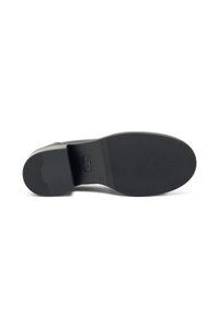 Suola di scarpa nera con una texture liscia, caratterizzata da una forma arrotondata e un tacco leggero. La suola presenta un motivo antiscivolo per una maggiore aderenza.