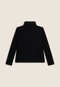 Haut long noir à col montant, en tissu lisse. Présente un design épuré et minimaliste, avec une coupe droite.