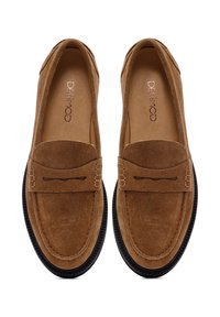 Mocassins en suède marron avec une finition texturée, comportant une bande cousue et une semelle en caoutchouc noire pour une meilleure adhérence. Doublure intérieure lisse.
