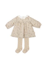 Vestido de bebé beige con mangas largas, collar blanco, estampado de vehículos y estrellas; combinado con medias beige a juego. Tela de algodón, diseño plisado.