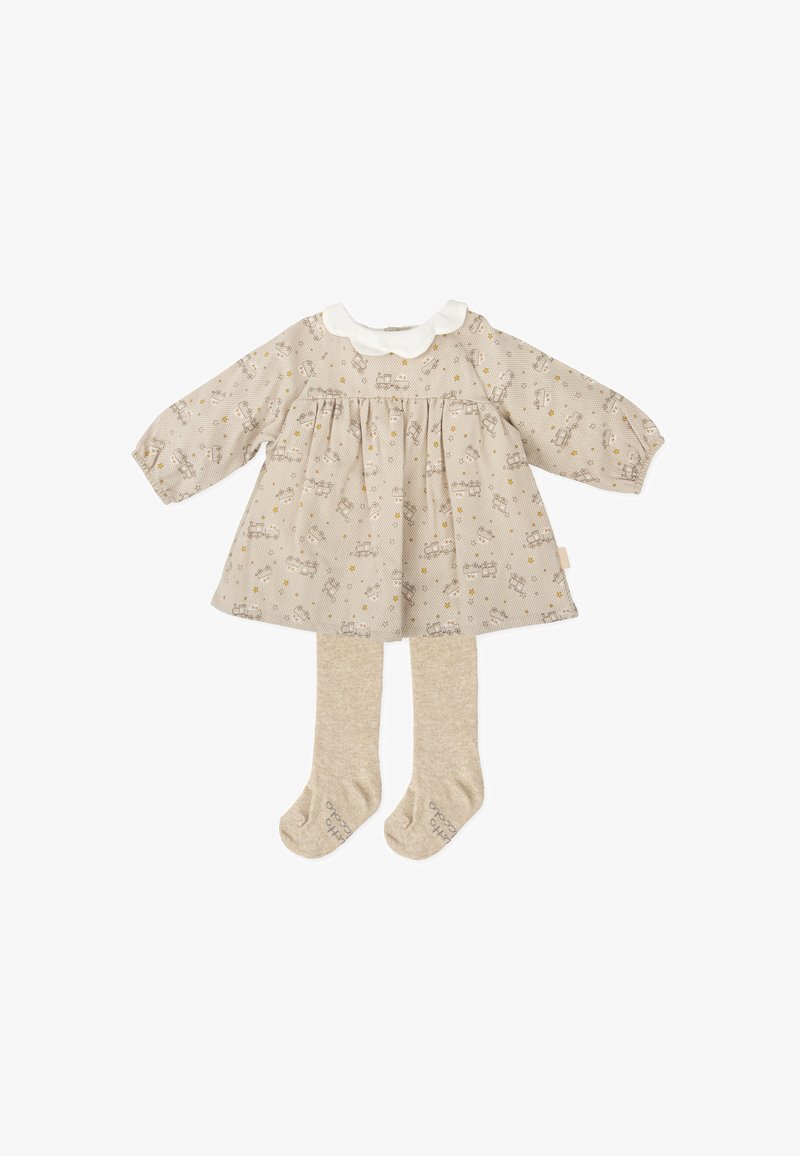 Vestido de bebé beige con mangas largas, collar blanco, estampado de vehículos y estrellas; combinado con medias beige a juego. Tela de algodón, diseño plisado.