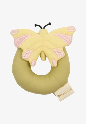 Rumena plišasta igrača v obliki metulja s roza detajli, ki ima ovalno zeleno telo iz blaga in črne tipalke. Oznaka je pritrjena na dnu.