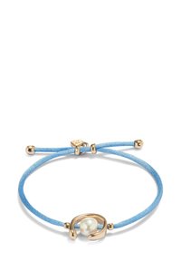 Pulsera de tela azul con un acento en tono dorado y una perla blanca central, asegurada con nudos deslizantes ajustables.