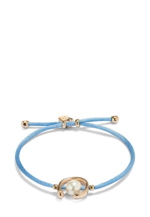 Pulsera de tela azul con un acento en tono dorado y una perla blanca central, asegurada con nudos deslizantes ajustables.
