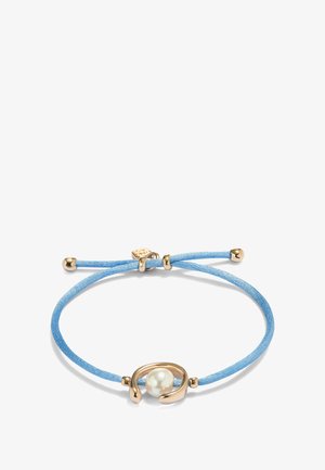 Bracelet en textile bleu avec un accent doré et une perle blanche centrale, maintenu par des nœuds coulissants ajustables.