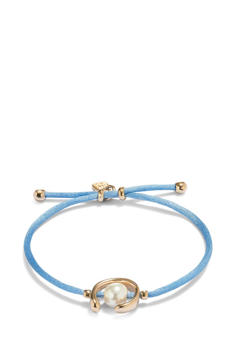 Pulsera de tela azul con un acento en tono dorado y una perla blanca central, asegurada con nudos deslizantes ajustables.