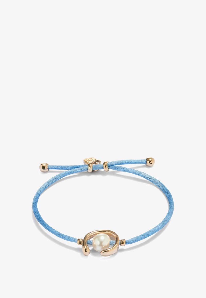 Pulsera de tela azul con un acento en tono dorado y una perla blanca central, asegurada con nudos deslizantes ajustables.