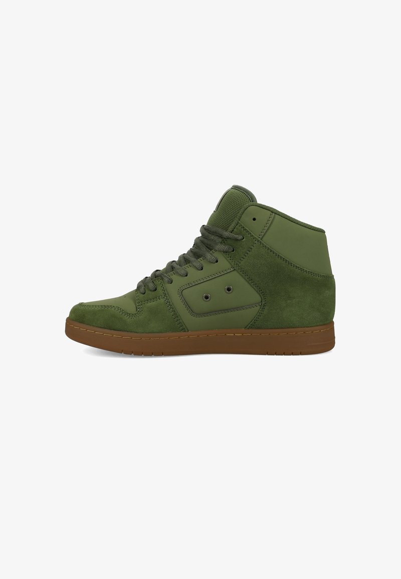 Zapatillas altas en ante verde oliva y materiales sintéticos, con suela de goma, punta redonda y sistema de cordones en la parte frontal con acentos laterales.