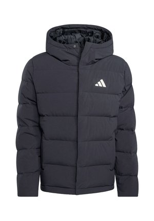 Schwarze wattierte Jacke mit Kapuze, durchgehendem Frontreißverschluss und weißem Adidas-Logo auf der linken Brust, für kaltes Wetter entwickelt.