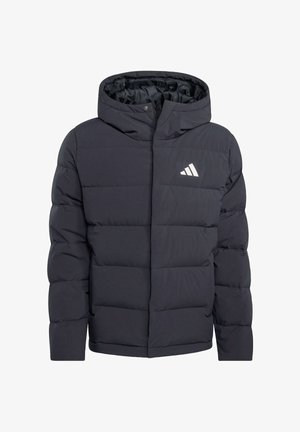 Czarna pikowana kurtka z kapturem, pełnym zamkiem z przodu i białym logo Adidas na lewej piersi, zaprojektowana na chłodne warunki.