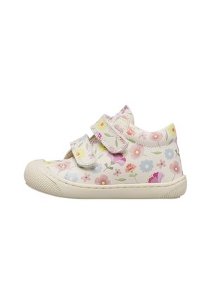 Baskets blanches pour enfant avec un motif floral coloré, deux bandes Velcro, un bout renforcé et une semelle texturée pour une meilleure adhérence.