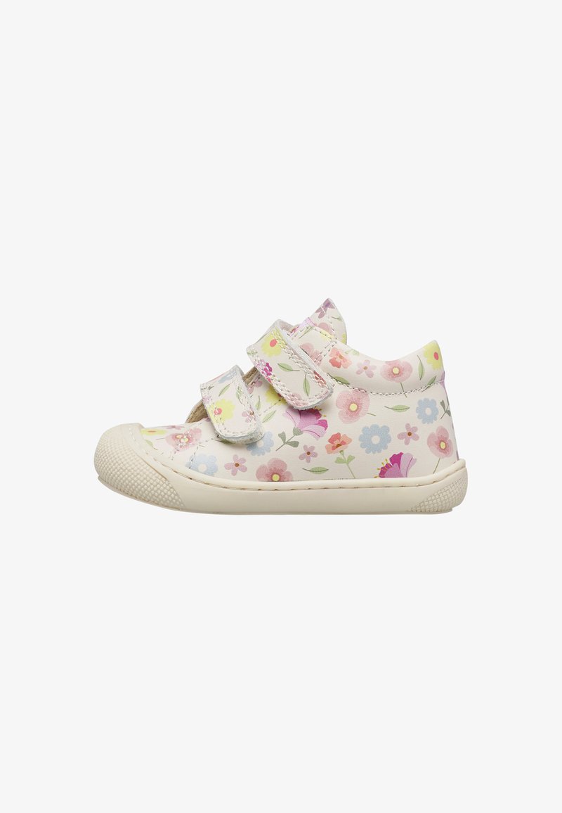 Baskets blanches pour enfant avec un motif floral coloré, deux bandes Velcro, un bout renforcé et une semelle texturée pour une meilleure adhérence.