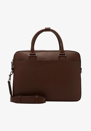 Servietă din piele maro cu o suprafață texturată, mânere superioare, curea detasabilă și accesorii din metal argintiu, având un design elegant, rectangular.