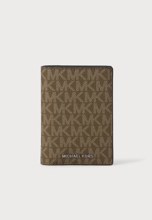 Brun tekstureret pung med gentagende MK-logo mønster og sølv Michael Kors branding på forsiden i midten.