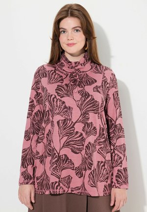 Maglietta a maniche lunghe in morbido tessuto rosa chiaro con motivo di foglie marrone scuro, collo a imbuto con cordoncino, vestibilità rilassata e maniche lunghe.
