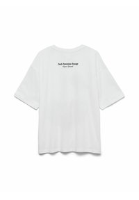 Witte oversized katoenen t-shirt met korte mouwen, met zwarte tekst op de rug die leest "Dark Feminine Energy" en "Express Yourself."