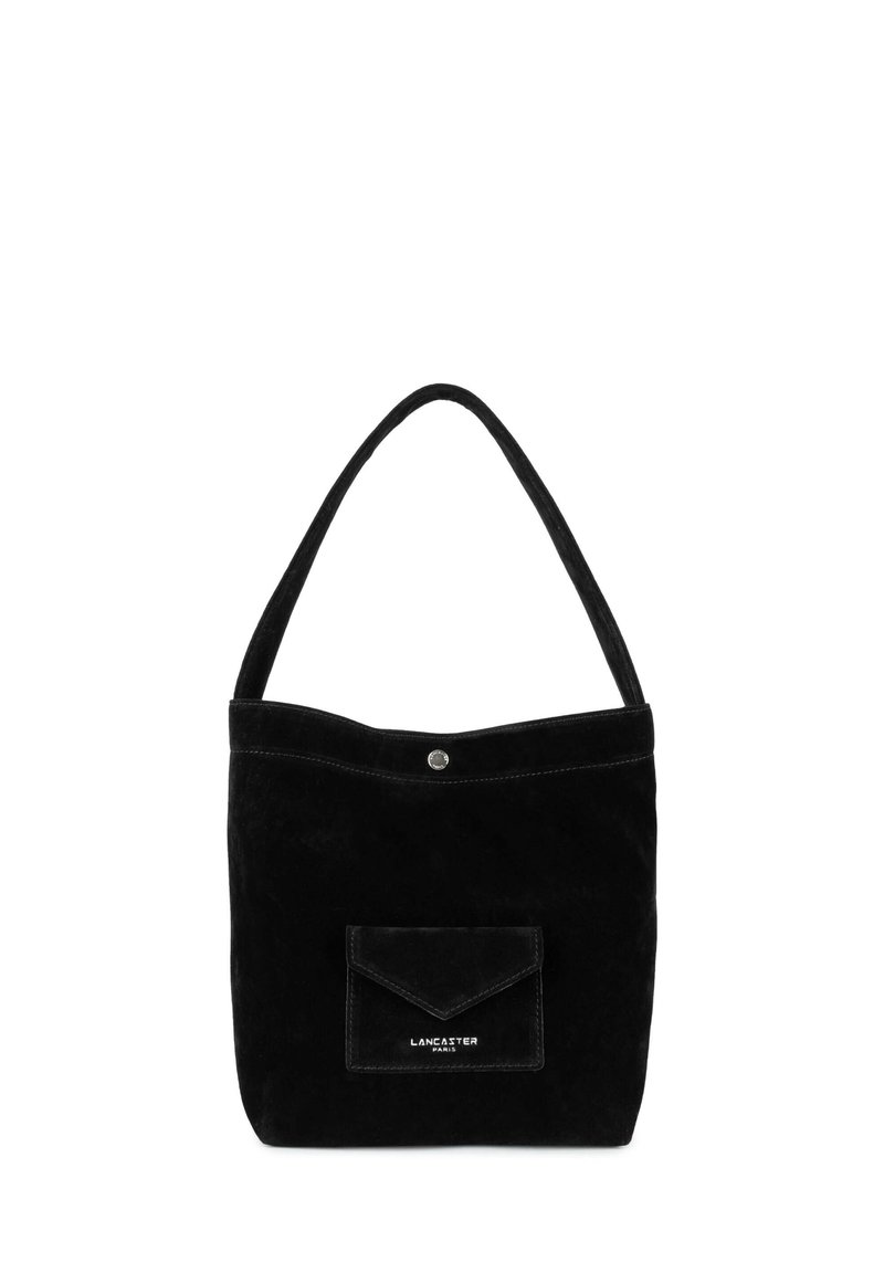 Sac fourre-tout en daim noir avec une bandoulière unique, une fermeture à bouton-pression, et une poche frontale équipée d'un rabat. Surface texturée avec un léger éclat.