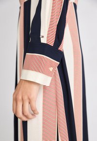Tommy Hilfiger GLOBAL DRAPED MIDI DRESS - Kjole - ladder global/country ivory