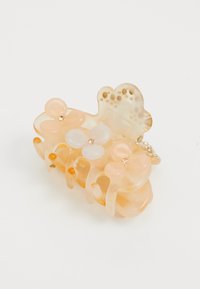 Μαλλιά clip σε ροδακινί απόχρωση, κατασκευασμένο από ημιδιαφανές πλαστικό, με λουλουδάτα σχέδια, χάντρες και χρυσές λεπτομέρειες, καμπυλωτό σχήμα και υφή στην επιφάνεια.