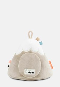 Zacht pluche bergspeelgoed in beige en wit, met een lus om op te hangen, kleurrijke labels en een ronde basis met een merketiket.