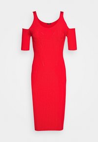 Robes en tricot rouge à côtes avec design à épaules nues, longueur genou, coupe cintrée et texture lisse. Présente un encolure dégagée et des manches courtes.