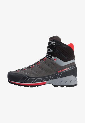 Scarponcino da trekking alto di colore grigio scuro con accenti rossi. Presenta materiali in suede testurizzato e sintetici, ganci in metallo e una suola in gomma resistente.