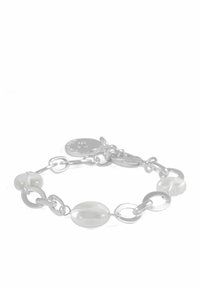 Silverarmband med växelvis ovala och runda länkar, prytt med genomskinliga pärlor och en liten tag som är fäst i ena änden.