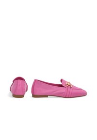 Roze leren loafers met een ronde neus, gouden hardware-accent en subtiele stiksels. Platte zool met een gladde textuur.