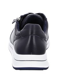 Sneaker in pelle blu navy con finitura liscia, colletto imbottito e suola bianca. Presenta una cerniera sul lato per una facilitazione nell'indossarlo.