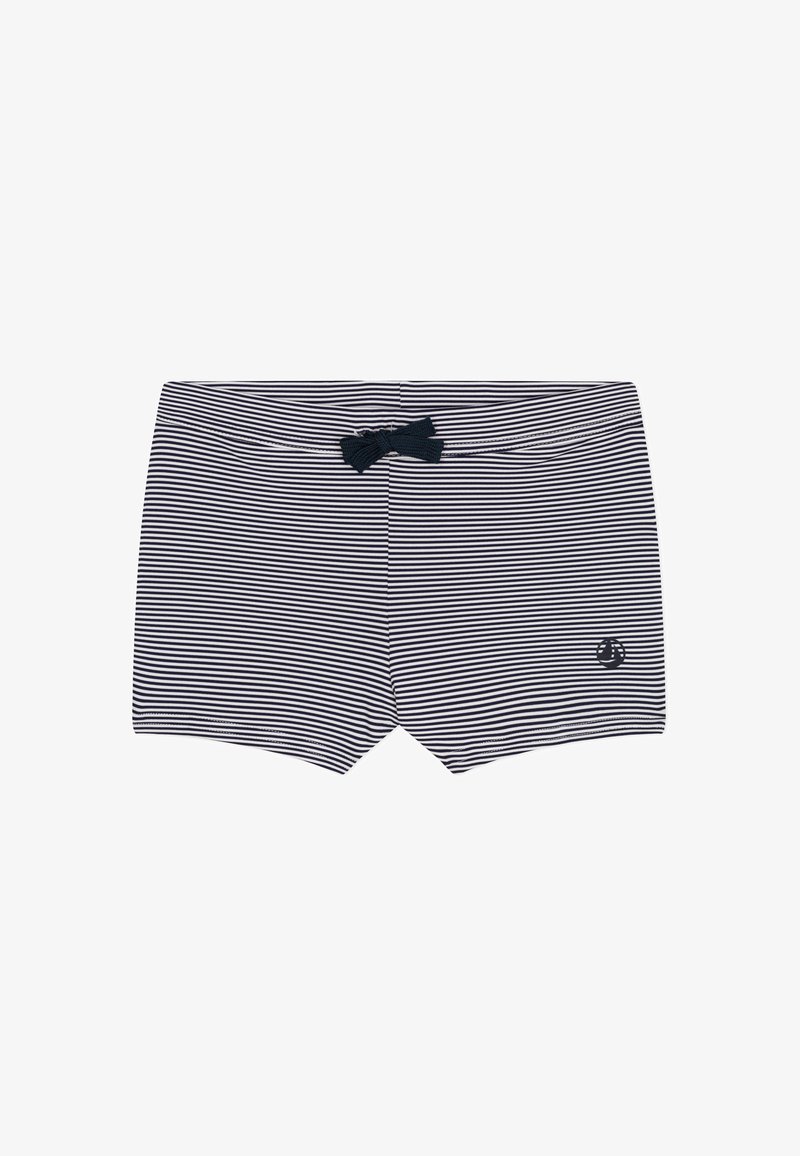 Μαγιό σορτς με ρίγες σε ναυτικό μπλε και λευκό, με ένα μικρό μαύρο φιόγκο στη μέση και ένα σκούρο κυκλικό λογότυπο ιστιοφόρου στο πόδι.