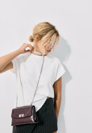 Stradivarius, RIGID COCONUT EFFECT CROSSBODY BAG - Sac bandoulière - dark red