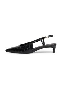 Chaussure noire à talon ouvert avec un bout pointu, fabriquée en simili-cuir texturé crocodile. Présente un talon fin et une bride de cheville ajustable.