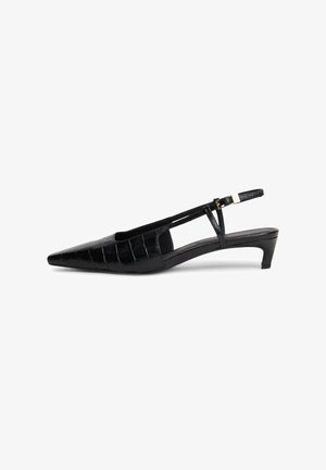 Zwarte slingback schoen met een spitse neus, gemaakt van gestructureerd faux krokodillenleer. Heeft een slanke hak en een verstelbare enkelband.