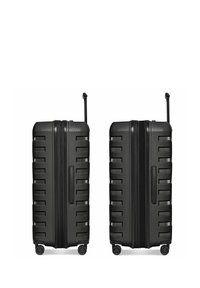 Deux valises rigides noires avec poignées déployées et quatre roues, debout côte à côte sur un fond blanc.