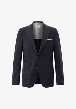 Dunkelblaues Herrenblazer mit Kerbkragen, zwei aufgesetzten Fronttaschen, zwei Knöpfen und einem gestreiften Innenfutter mit einem weißen Einstecktuch.