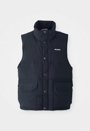Marineblå puffer vest med høy krage, trykknapper og to framlommer. Har en quiltet tekstur og en logo på brystet.
