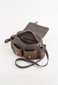Grau Leder Umhängetasche mit goldfarbenen Beschlägen, ausgestattet mit zwei Vordertaschen und einem Reißverschluss, präsentiert mit einer strukturierten Oberfläche und verstellbarem Träger.