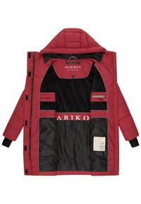 Manteau long matelassé rouge avec capuche, doublure intérieure noire, poignets aux manches et étiquette de marque Marikoo visible à l'intérieur.