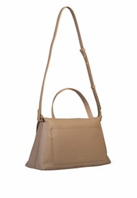 Bolso de mano de cuero beige con una forma estructurada, doble asa y una correa para el hombro ajustable. Cuenta con un bolsillo frontal y un hardware minimalista.