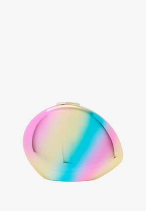 Áttetsző retikül, irizáló fényű, rózsaszín, kék és sárga árnyalatok fokozatos átmenetével. Kerekded forma, fémes csattal záródik.