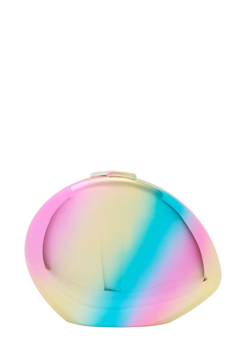 Genomskinlig clutchväska med iriserande finish, som har en gradient av rosa, blå och gula nyanser. Rundad form, metallklämma.