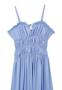 Helles blaues Kleid mit Spaghettiträgern, geraffter Textur, Rüschenausschnitt und einem Bindeband hinten. Fließende, knöchellange Silhouette.
