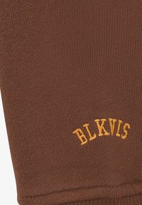 Hnedý pletený sveter so žebrovanou textúrou a vyšívaným žltým logom "BLKVIS" nad lemom.