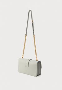 Ανοιχτό γκρι δερμάτινη τσάντα ώμου με χρυσή αλυσίδα, διαθέτει μπροστινό καπάκι, διακοσμητικά καρφιά και ορθογώνιο σχήμα.