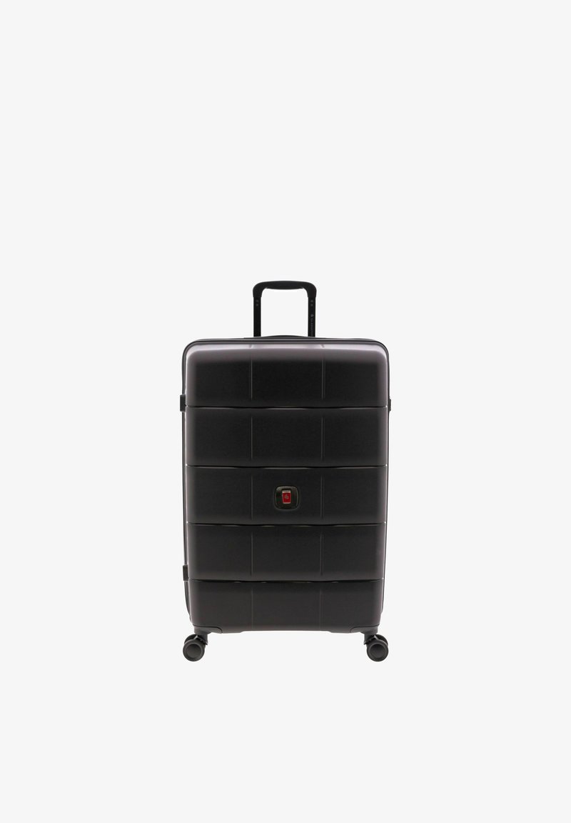 Valise rigide noire avec poignée télescopique déployée et quatre roues pivotantes, debout sur un fond blanc.