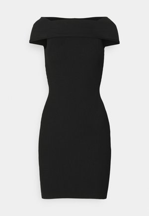 Čierne rebrované pletené šaty s vykrojeným výstrihom, priliehavým strihom a textúrovanou tkaninou. Krátka dĺžka, hladký povrch bez ozdôb.