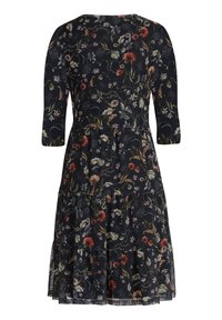 Vestido negro con patrón floral en rojo, blanco y verde, mangas tres cuartos y falda en capas.