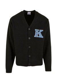 Svart kardigan i stickad kvalitet, med V-hals, fem knappar och en ljusblå broderad 'K' med stjärndetaljer på vänster bröst.